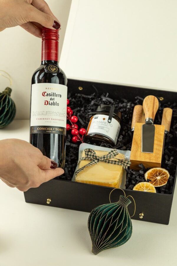 MBN011 - Caixa Gourmet com Vinho e Queijos - Kit de Natal