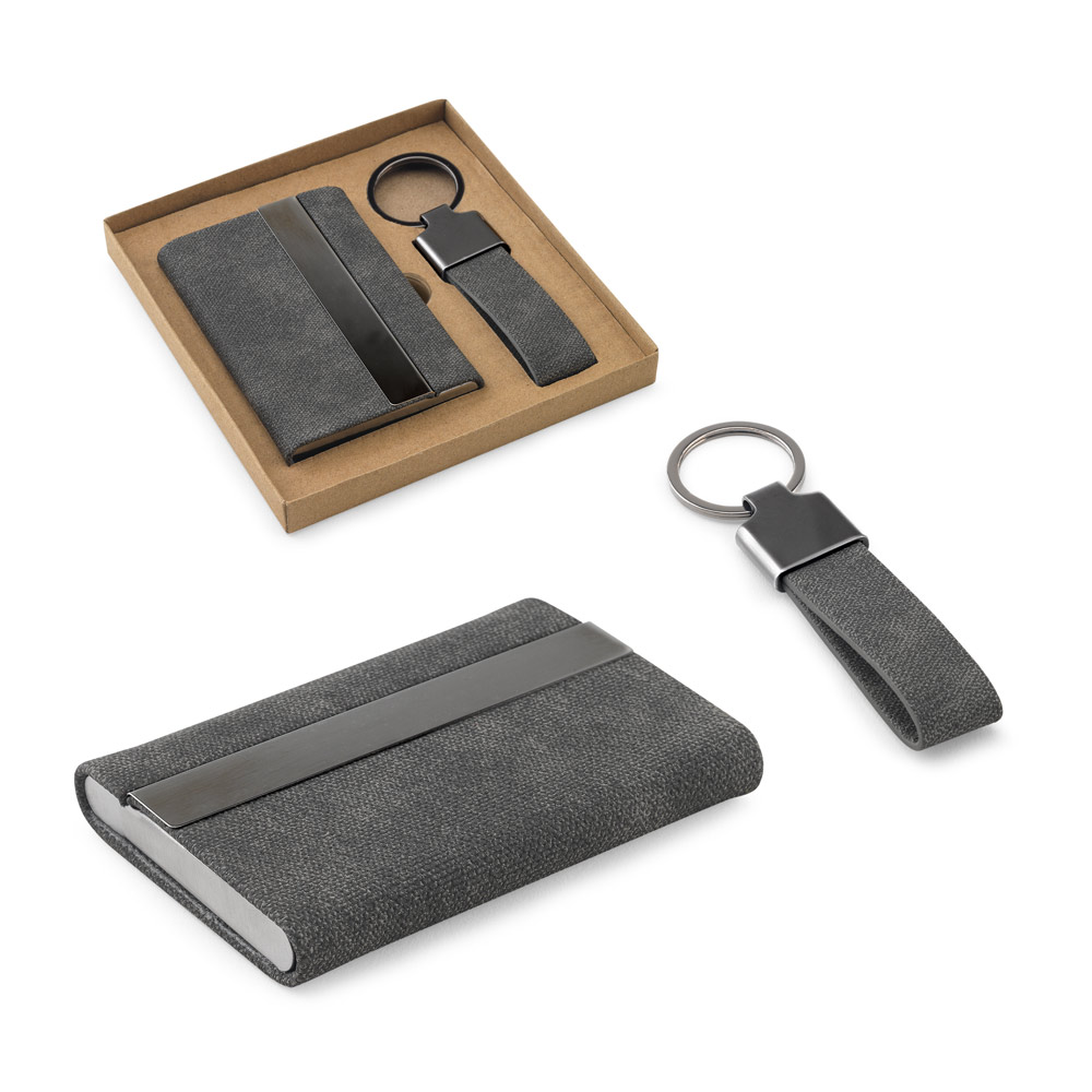 Conjunto composto por um porta-cartões e chaveiro, ambos em metal e poliéster reciclado (30% rPET)